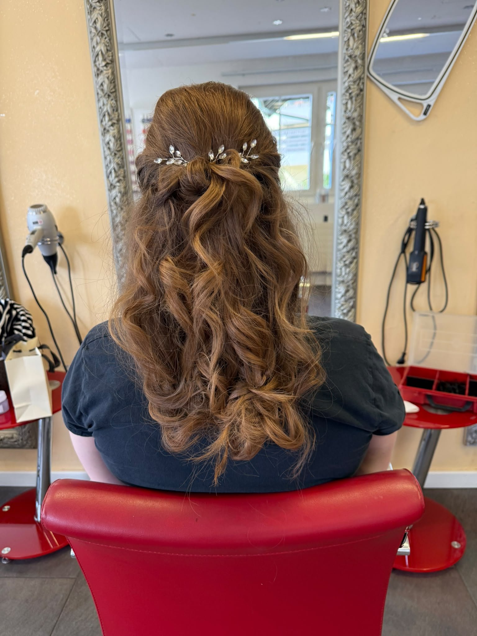 Halboffene Brautfrisur mit Locken und silberner Haarspange