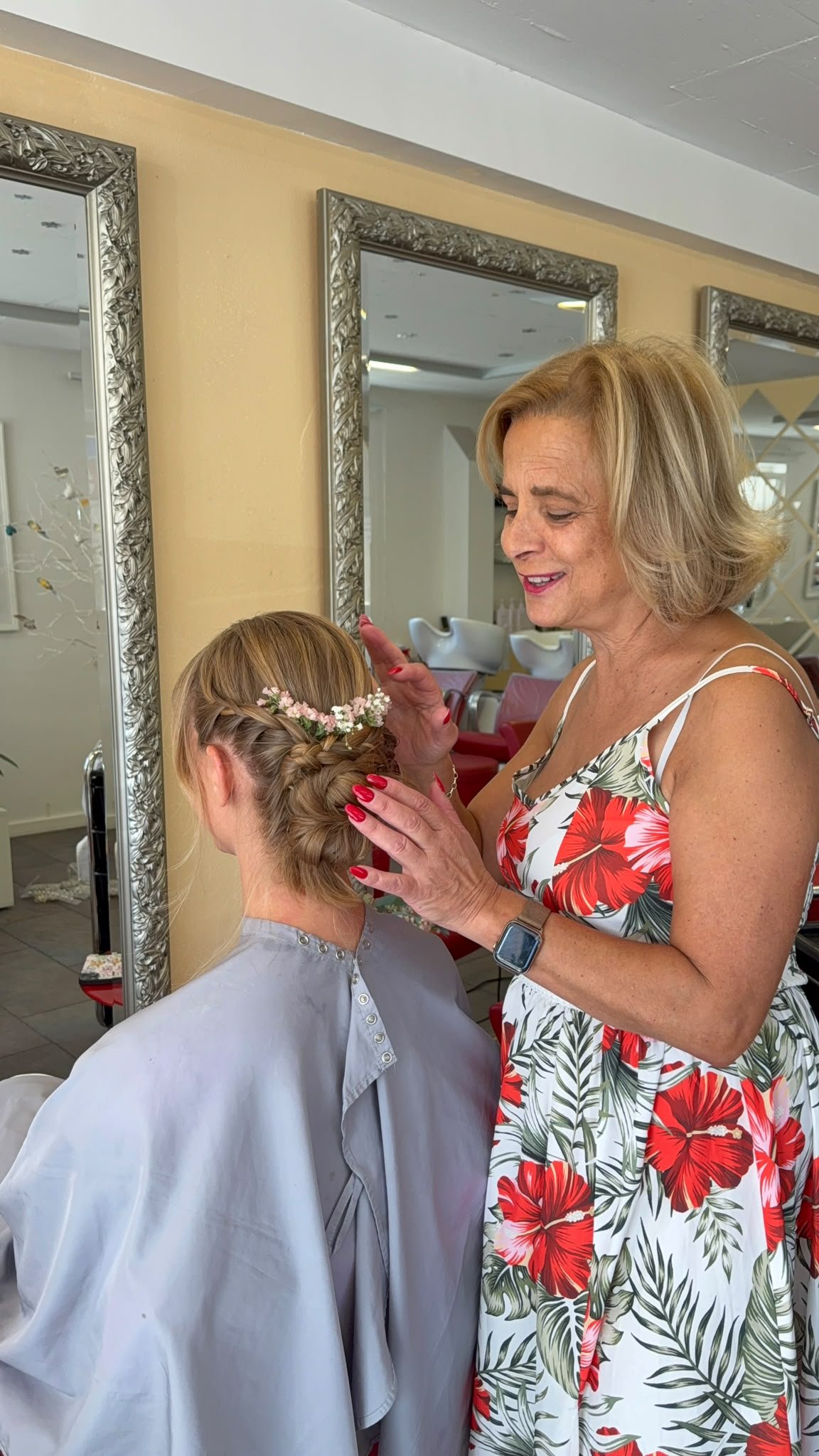 Fernanda Frankenstein beim Stecken einer Brautfrisur im Salon