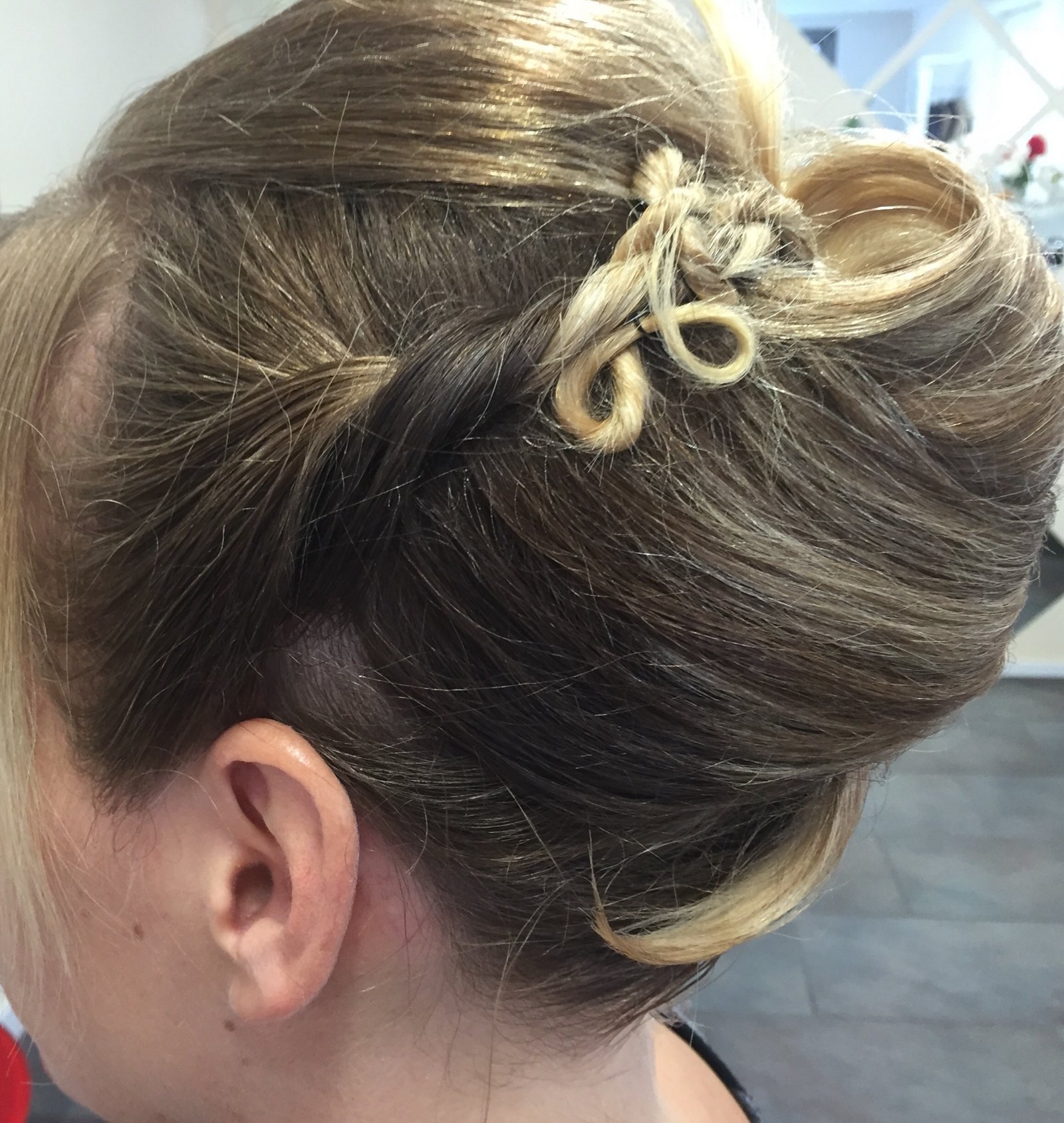 Hochgesteckte Banane mit geschlungenem Haarornament