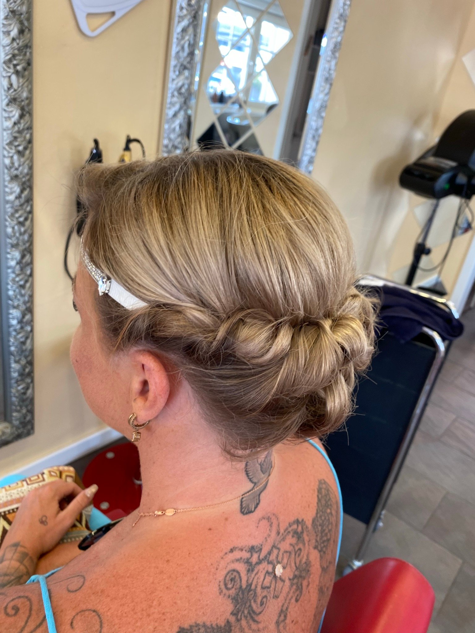 Gedrehte Rollfrisur mit Haarspange