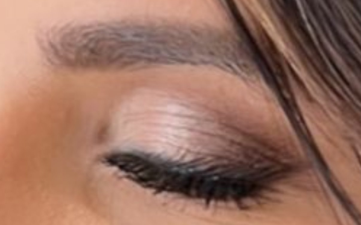 Brautmakeup mit schimmerndem Lidschatten und definierten Wimpern